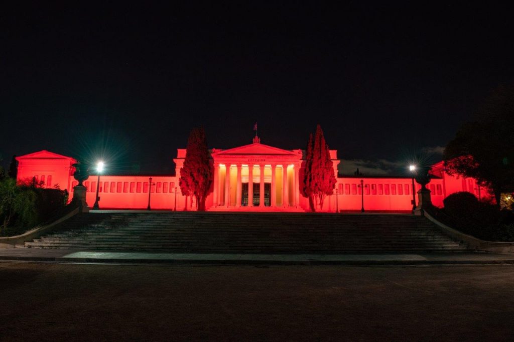 Το Ζάππειο Μέγαρο φωταγωγήθηκε κόκκινο στο πλαίσιο της Εκστρατείας Ενημέρωσης για την Οστεοπόρωση «Γερά Οστά»