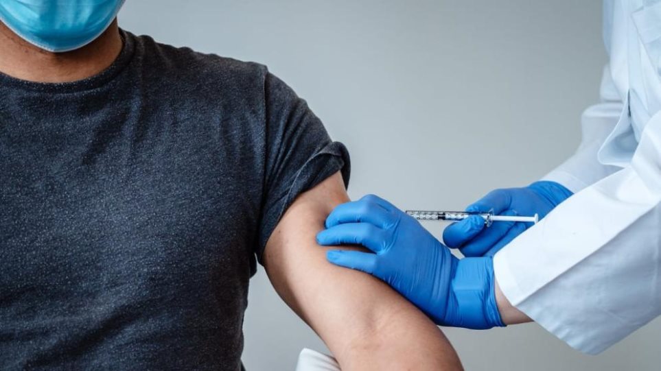 Εμβολιασμός έναντι SARS-CoV-2 και νοσηλείες λόγω COVID-19