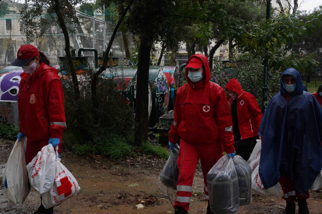 Ο Ελληνικός Ερυθρός Σταυρός στηρίζει εκ νέου τους άστεγους της Αθήνας λόγω των χαμηλών θερμοκρασιών