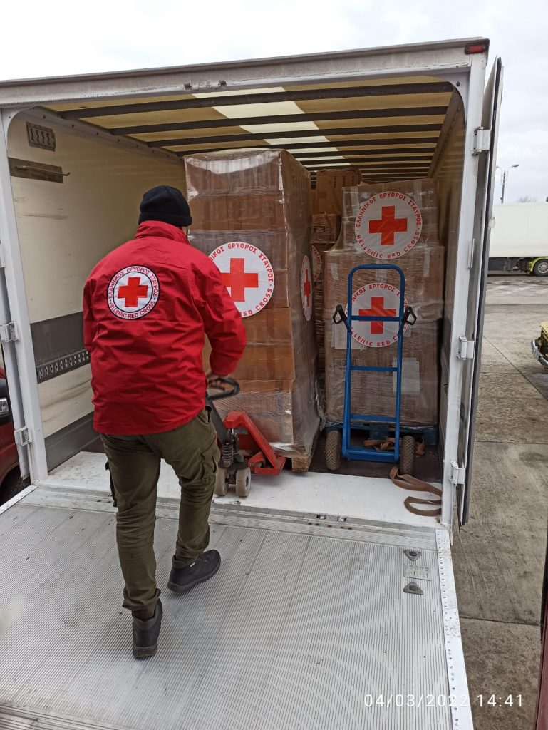 Ο Ελληνικός Ερυθρός Σταυρός παρέδωσε το πρώτο φορτίο ανθρωπιστικής βοήθειας στην Ουκρανία