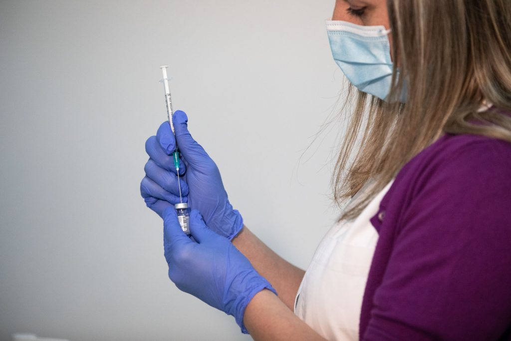Οι λοιμώξεις SARS-CoV-2, το ποσοστό νοσηλειών και ο κίνδυνος θανάτου σε εμβολιασμένους ασθενείς με κακοήθειες
