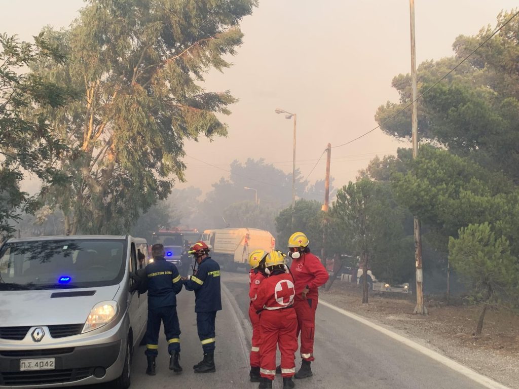 Οι εθελοντές Σαμαρείτες-Διασώστες του ΕΕΣ στην πρώτη γραμμή της μάχης με τις φλόγες στην Πεντέλη