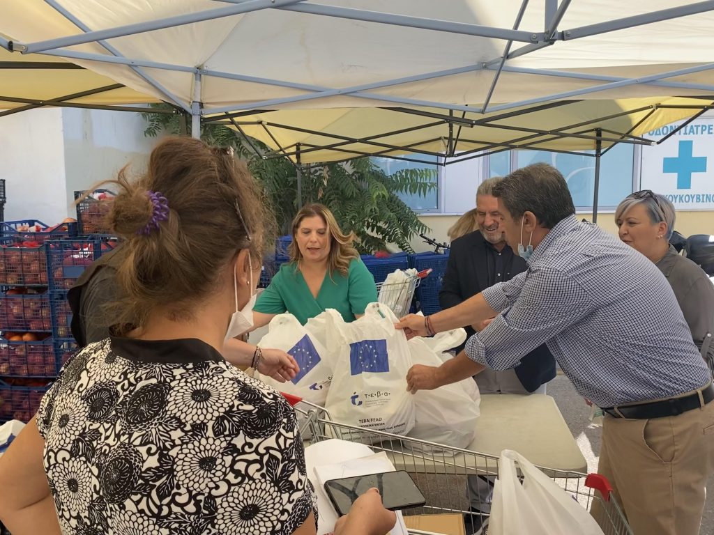 Στο Ίλιον η Μαρία Συρεγγέλα μοίρασε τρόφιμα σε πολίτες που έχουν ανάγκη