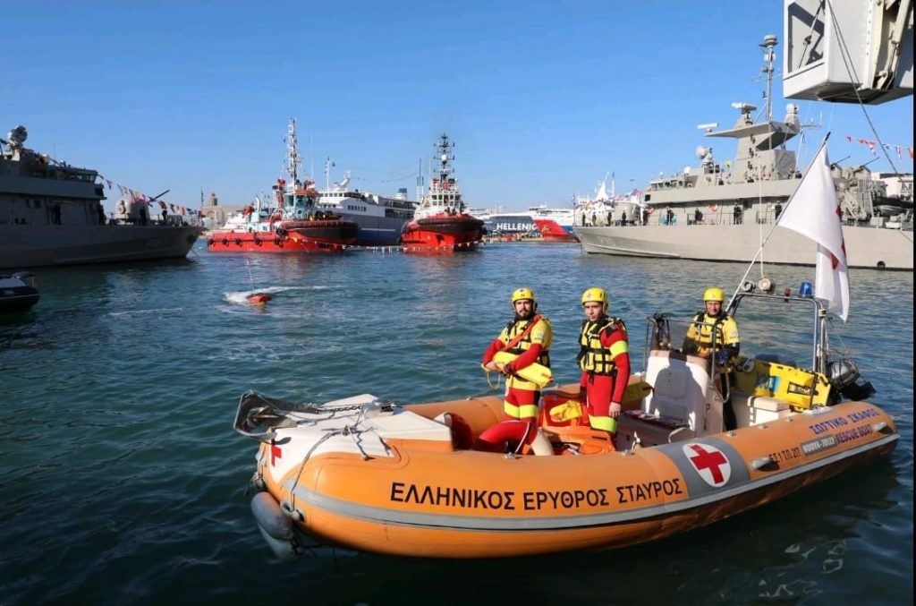 Ο ΕΕΣ με ναυαγοσωστικό σκάφος και διασωστικό ρομπότ (EMILY) στον εορτασμό των Θεοφανείων στον Πειραιά