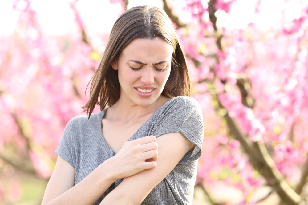 Άνοιξη και δέρμα: Πώς να προστατευθείτε από αλλεργίες