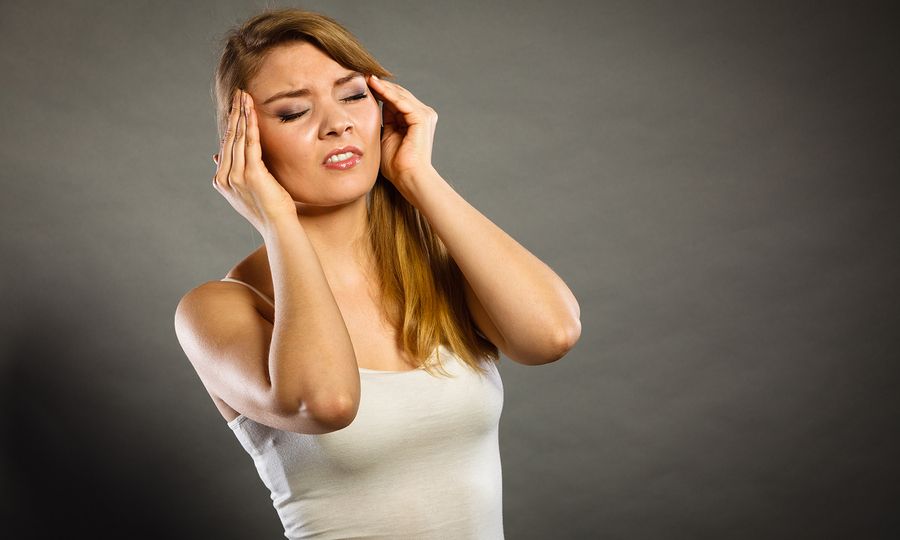 Οι πονοκέφαλοι κατά την εμμηνόπαυση μπορεί να επηρεάσουν και άλλα συμπτώματα, όπως προβλήματα ύπνου, άγχος και κατάθλιψη