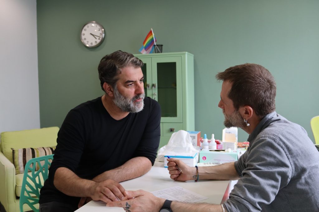 Ο Βασίλης Μπισμπίκης, ο Γιώργος Καραμίχος και ο Σπύρος Χατζηαγγελάκης εξετάζονται για HIV