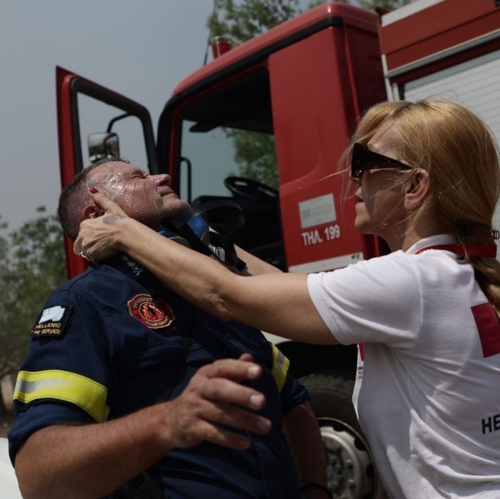 Υπεράνθρωπες προσπάθειες των εθελοντών του Ελληνικού Ερυθρού Σταυρού να ενισχύσουν πυροσβέστες και πολίτες στα πύρινα μέτωπα