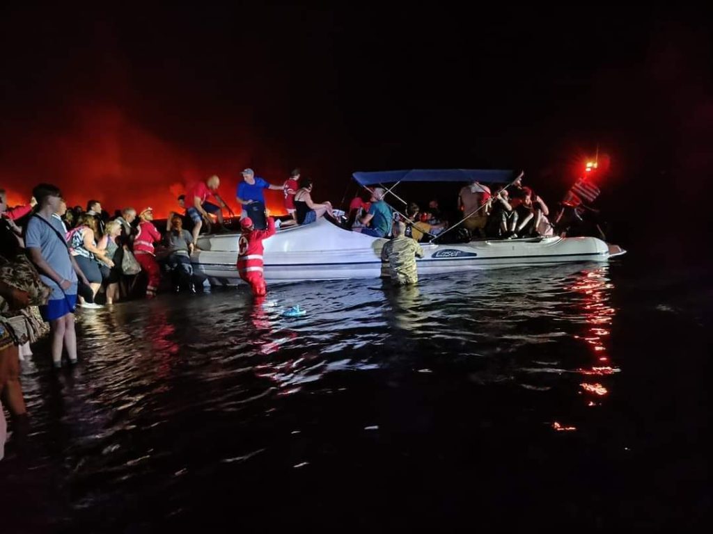 Συγκινητική η ανταπόκριση των εθελοντών του Ελληνικού Ερυθρού Σταυρού στην καταστροφική πυρκαγιά της Ρόδου